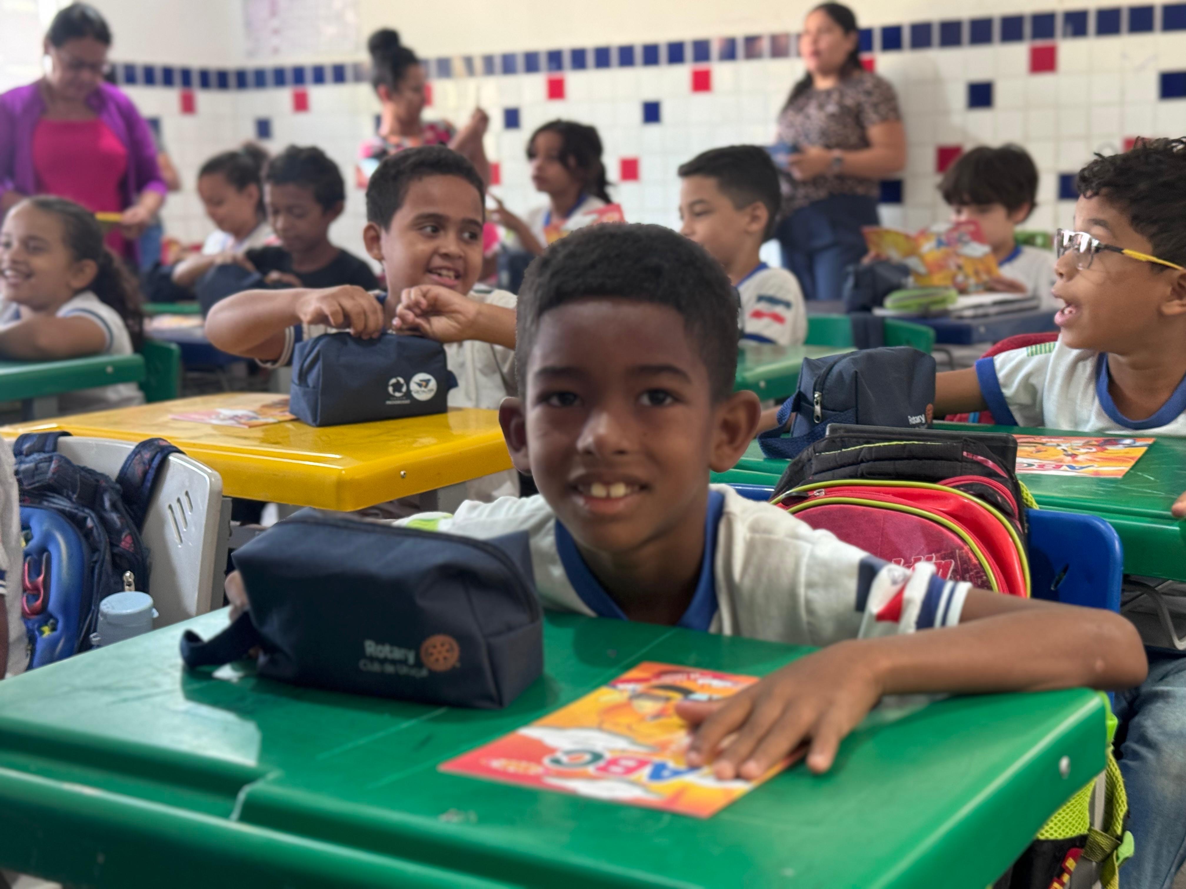 Rotary realiza doação de kits escolares