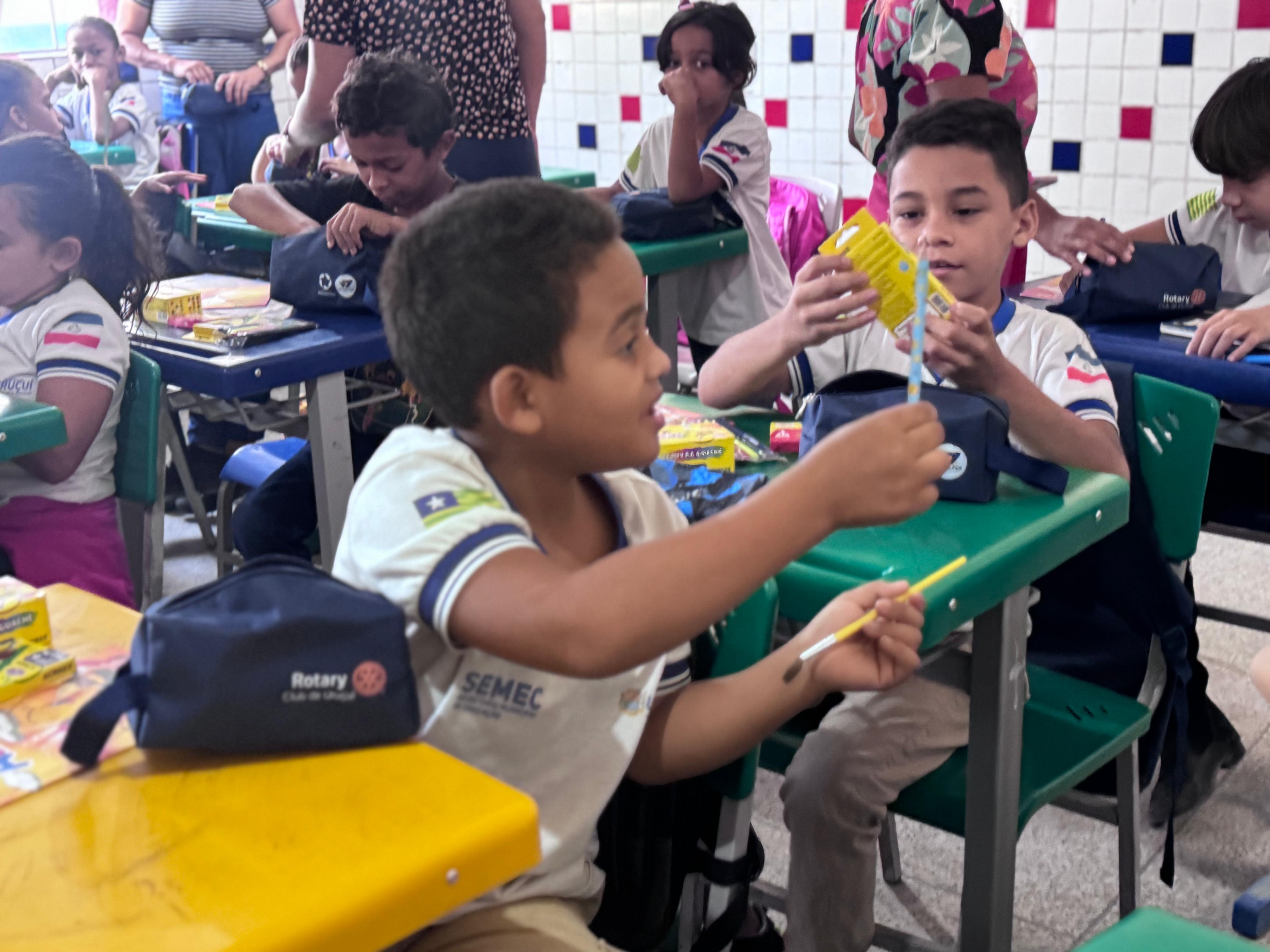 Rotary realiza doação de kits escolares