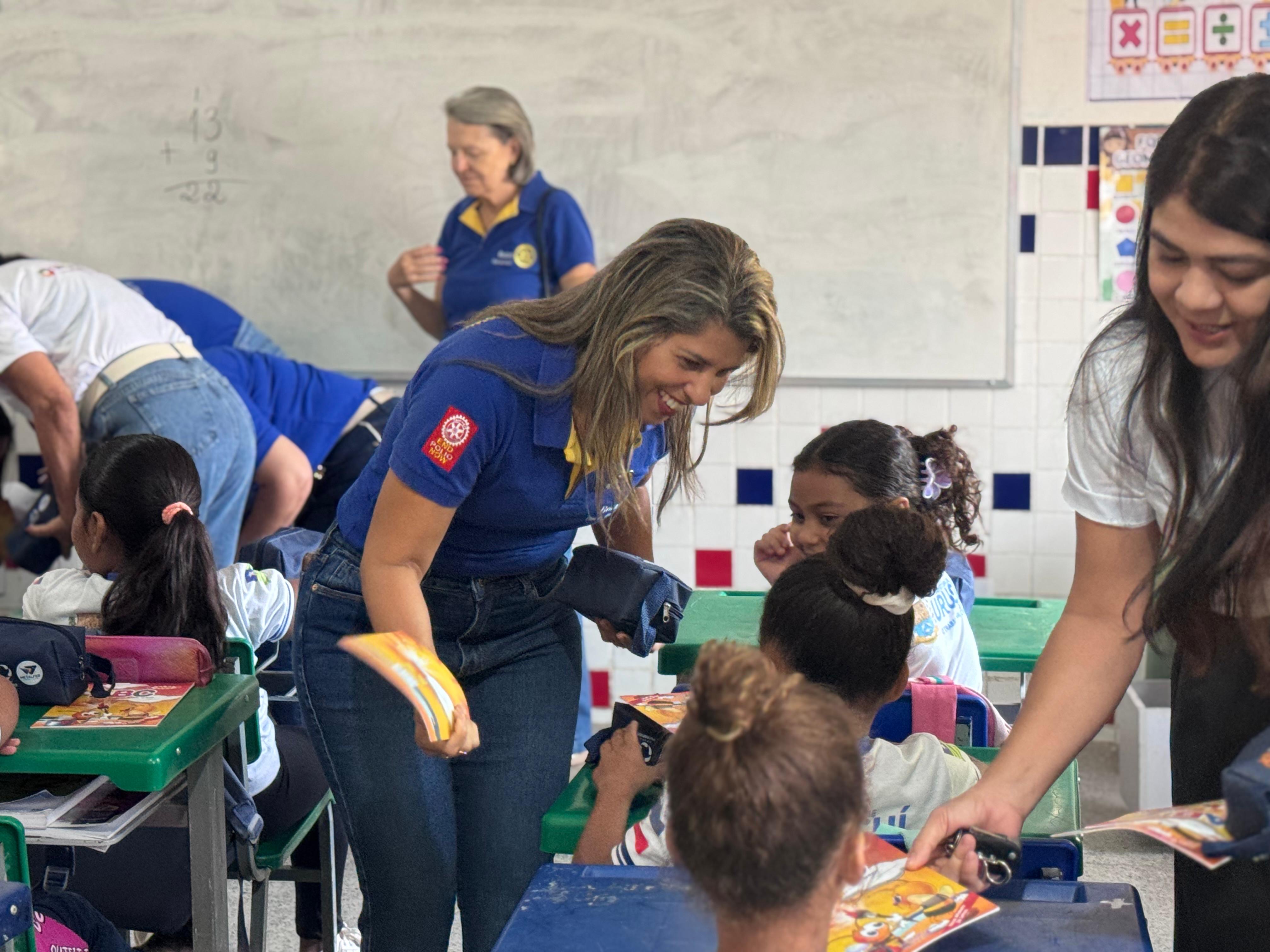 Rotary realiza doação de kits escolares