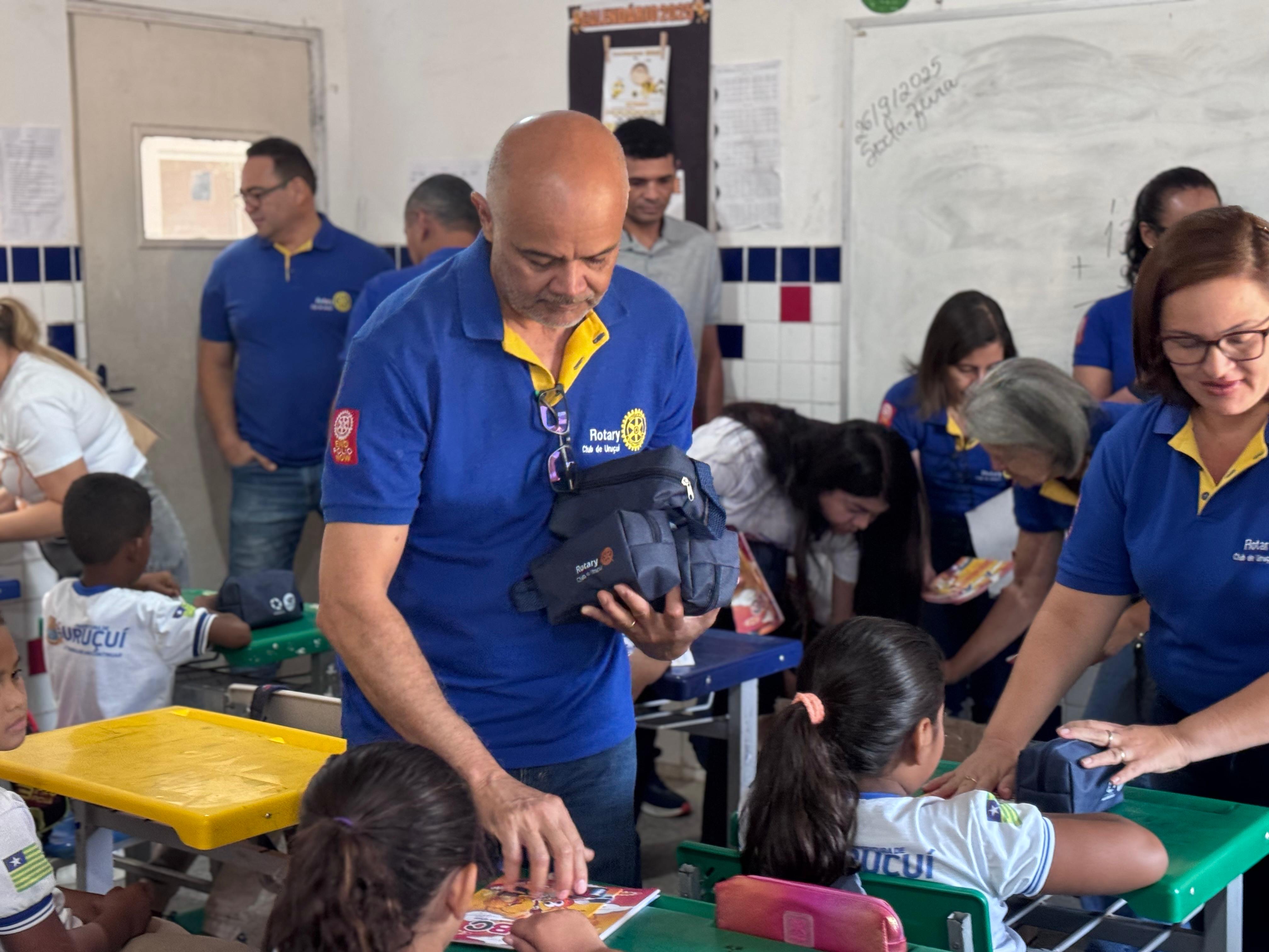 Rotary realiza doação de kits escolares