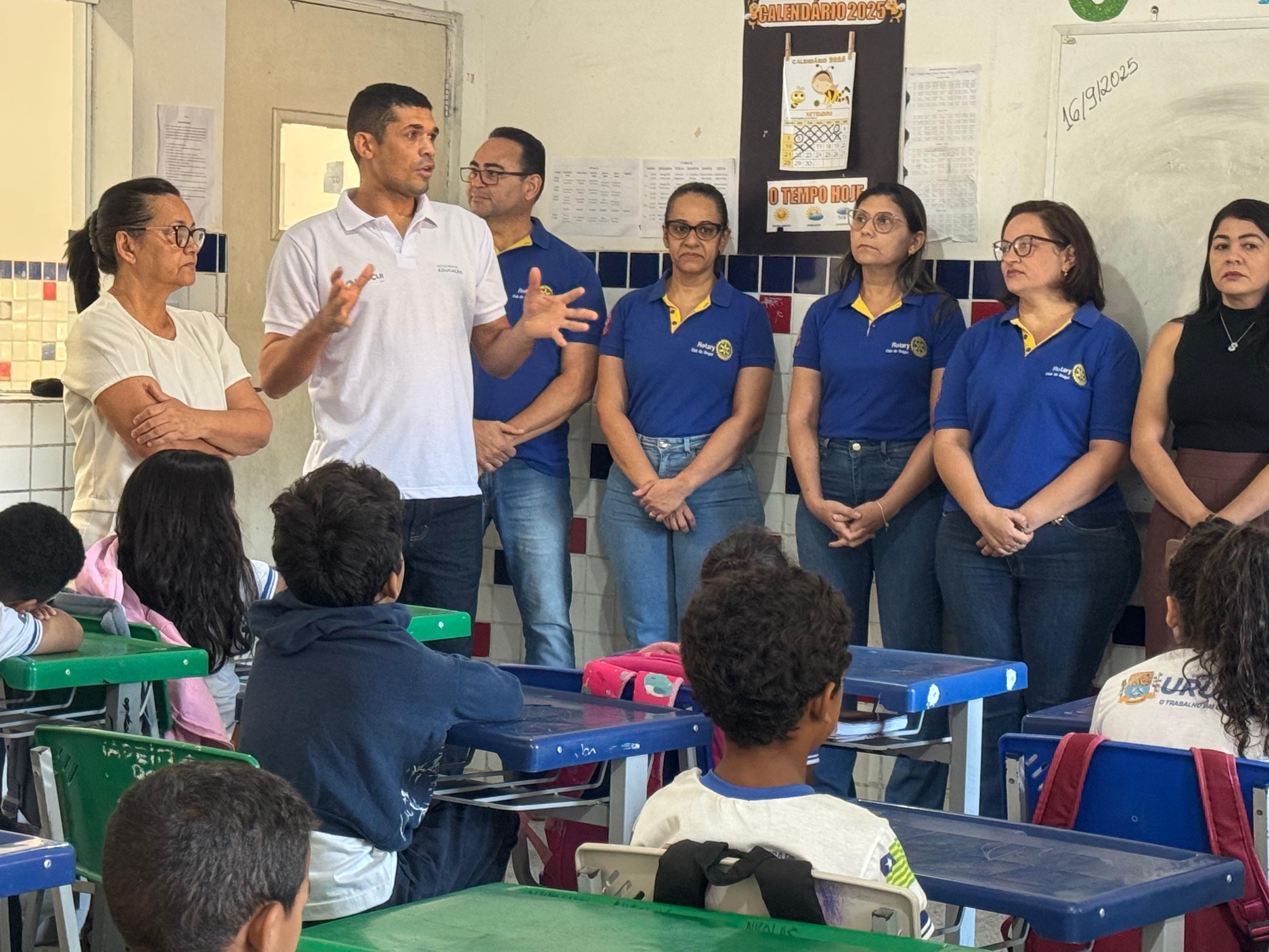 Rotary realiza doação de kits escolares
